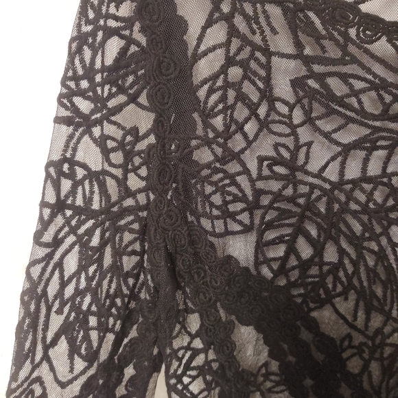 Capri black leaf design lace Size M - Picture 7 of 11